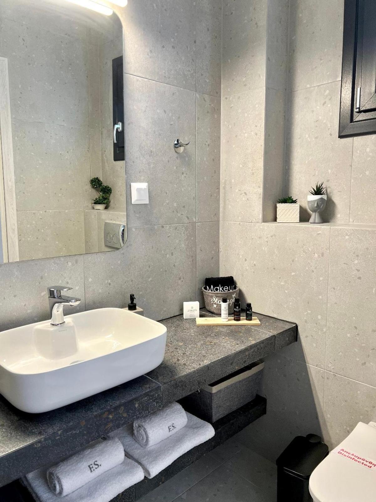 Four Shades Luxury Suites Sarti Luaran gambar