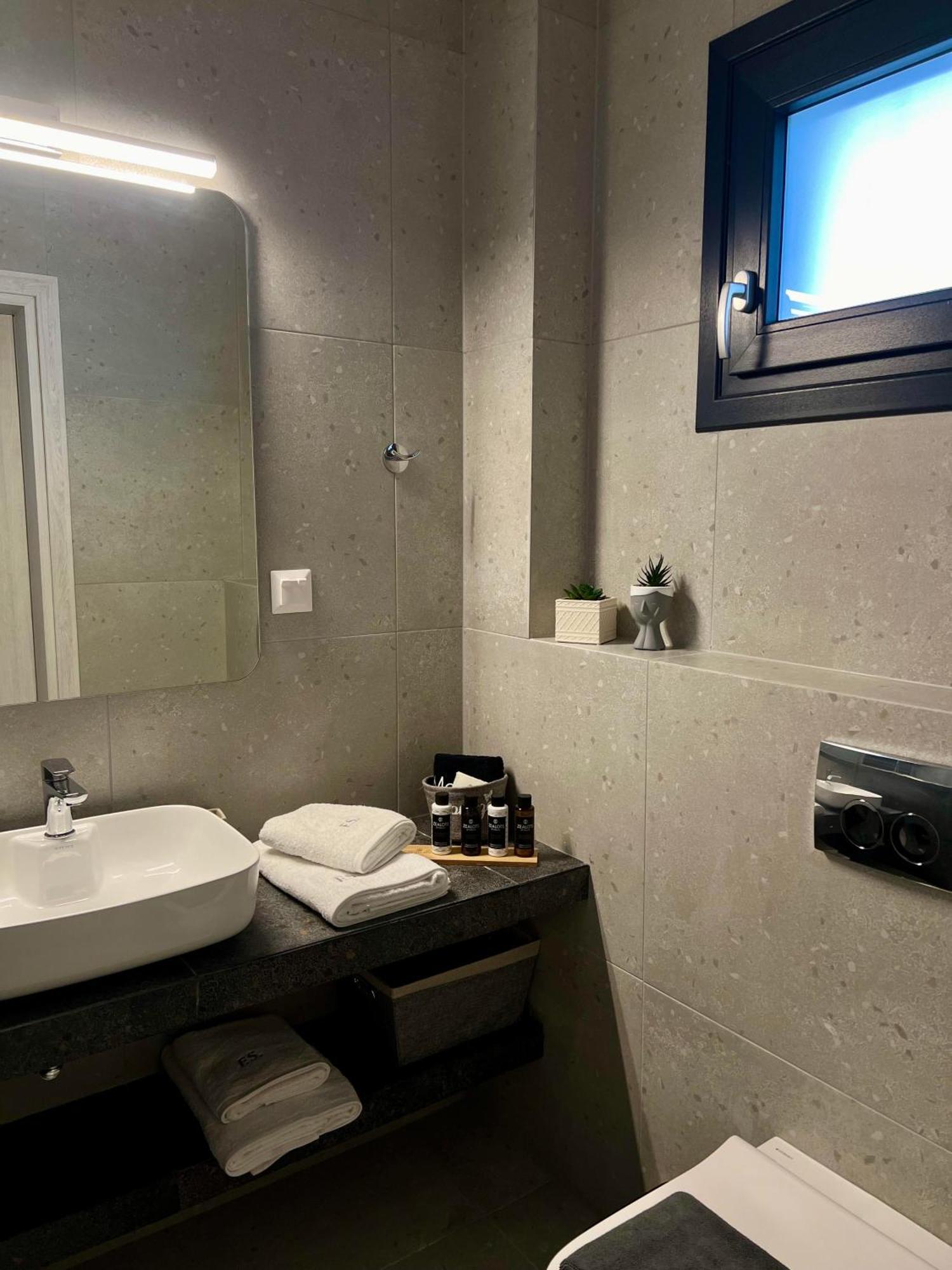 Four Shades Luxury Suites Sarti Luaran gambar